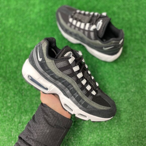 Nike Air Max 95 Running/Casual Shoes Black DM0011-009 VNDS Mens Sz 6/WMNS 7.5